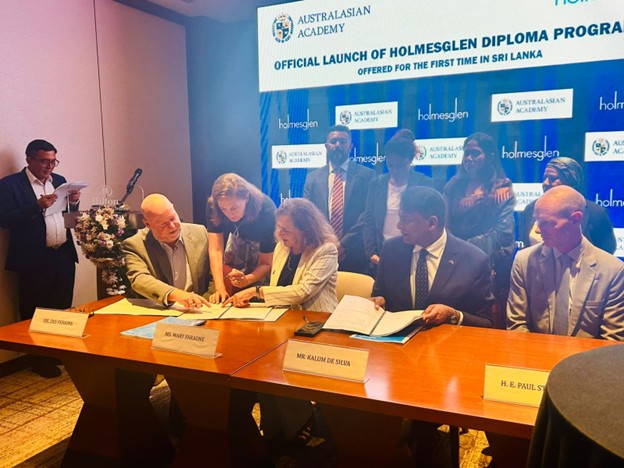 Signing of a new VET partnership for IT skills between Holmesglen TAFE and Australasian Academy
